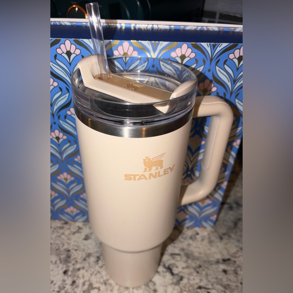 Hearth and hand by magnolia StanleyTumbler, 40 oz in the color- Best Beige/Dune. - Picture 2 of 6
